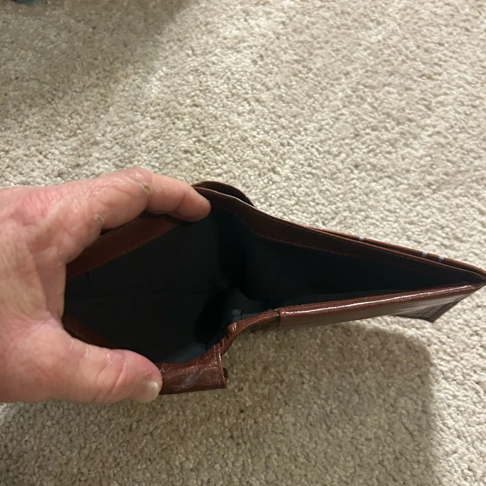 Hurly men's bifold leather wallet with a hands-up logo and nomad print inlay